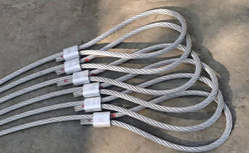 スリングおよび器具を持ち上げる際の注意事項。